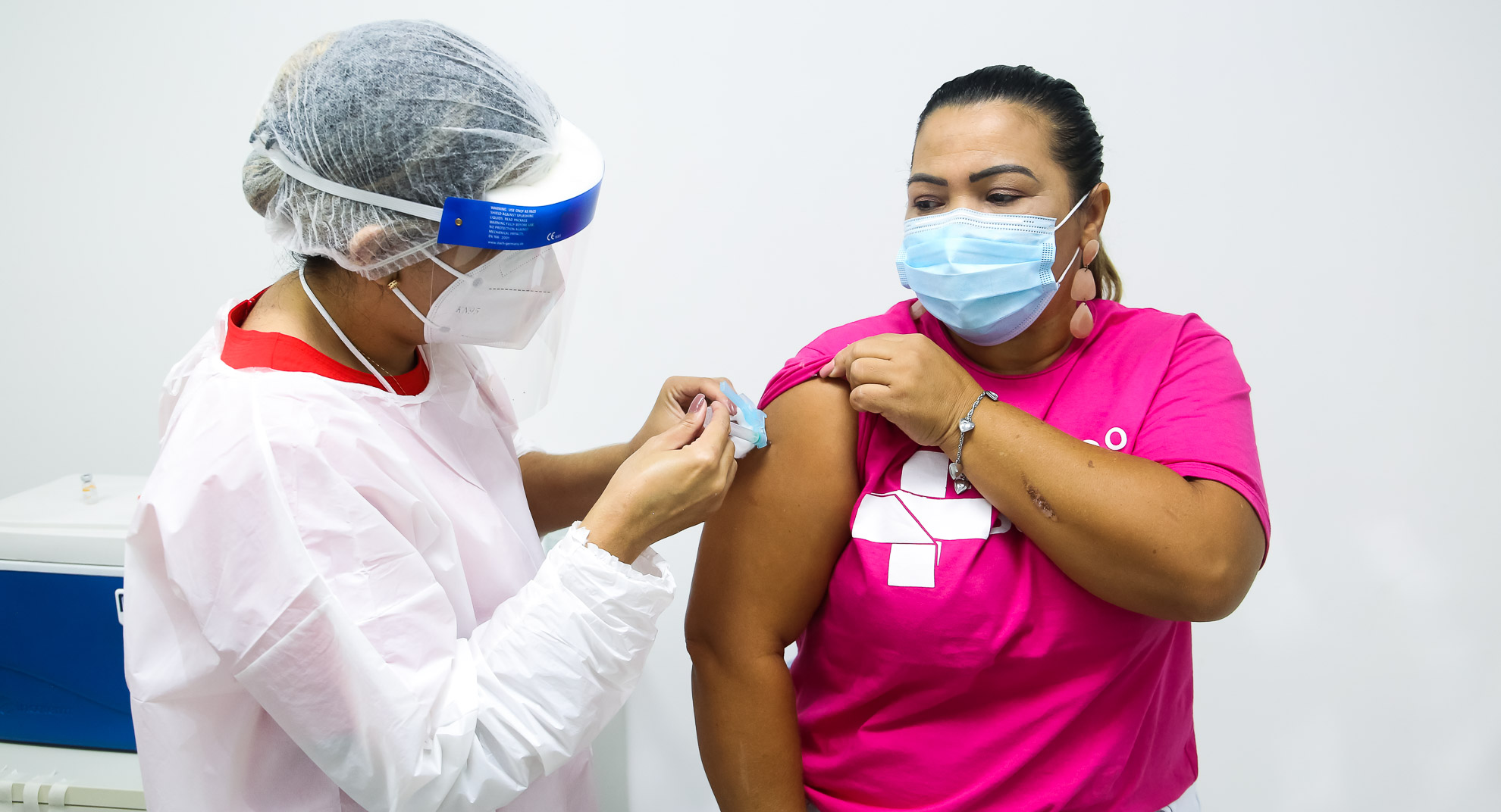 enfermeira, usando epi, vacina mulher usando uma camisa em defesa do SUS. 